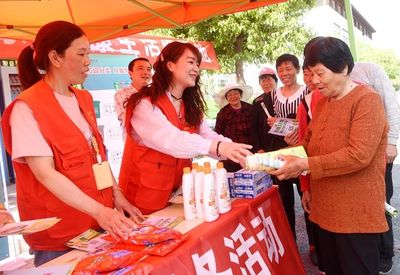 鹽城城管志愿者開展農村垃圾分類服務行，助力美麗鄉村建設
